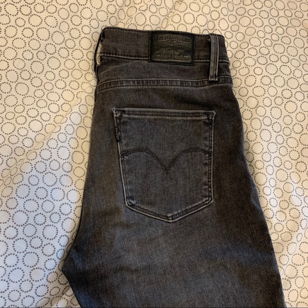 SKINNY LEVI’S